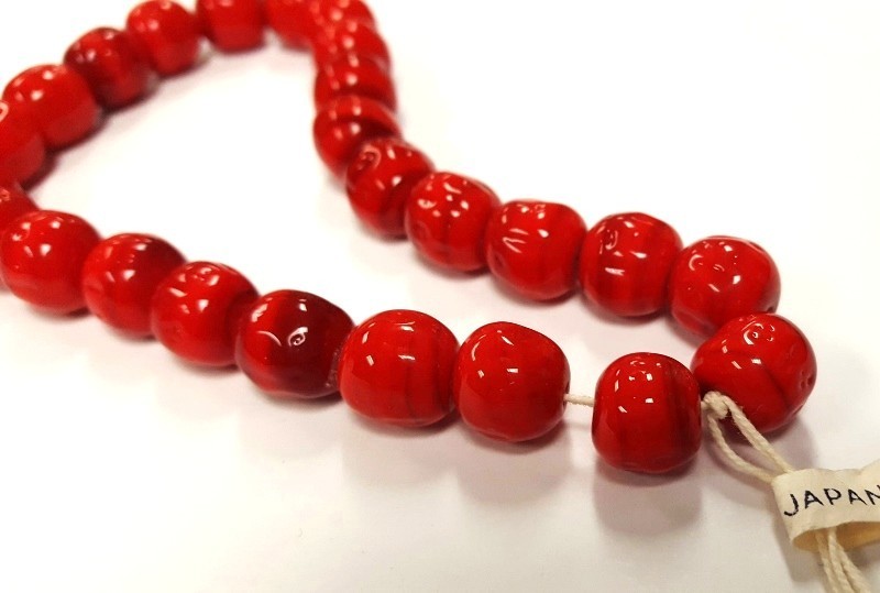 24 VINTAGE JAPAN CHERRY BRAND GLASS RED SWIRLED 11mm. BAROQUE ROUND BEADS 4665T