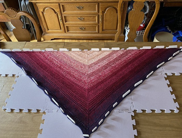AALTA TO GO MERINO YARN Triangle Shawl kit~ Raspberry Smoothie #1200 ~ New