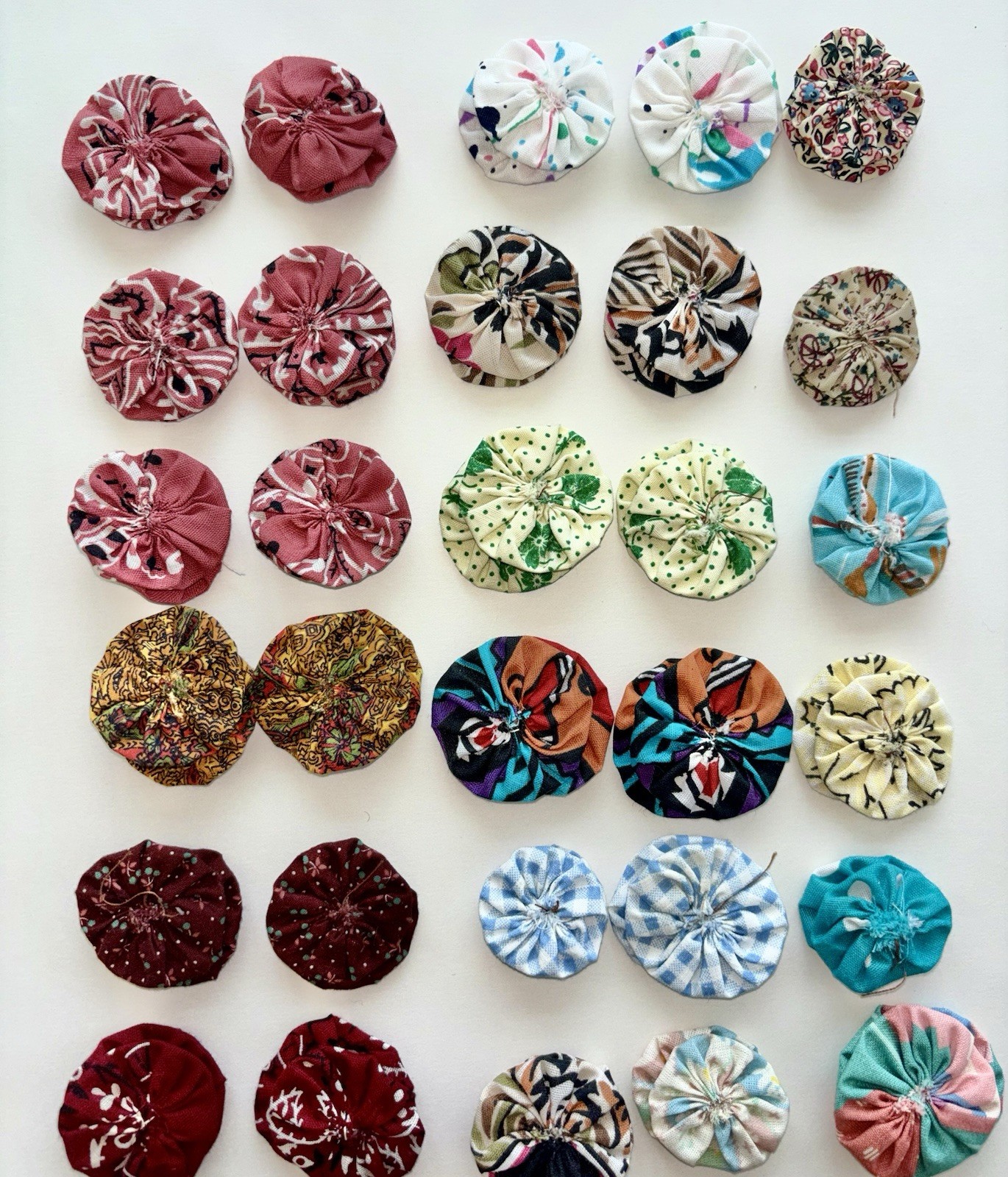 Vintage Fabric Yo-Yo Quilt Craft Lot 130 Handmade Suffolk Puffs Mixed Prints