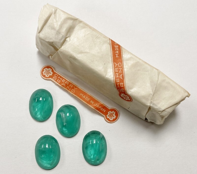 18 VINTAGE GLASS LIGHT EMERALD MARBLE 20x15mm. OVAL CABOCHONS – FULL PACK 6974P