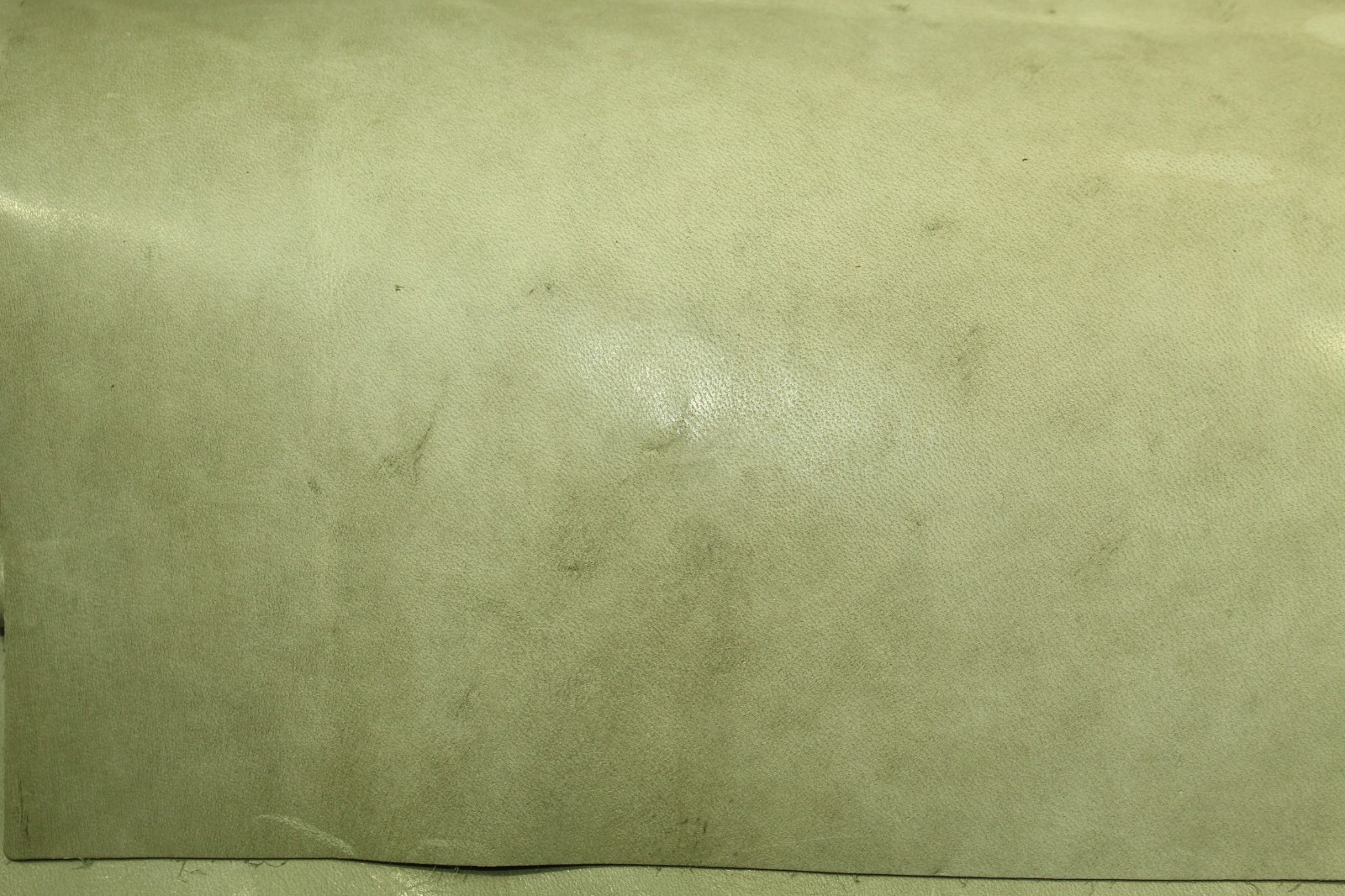 “Smooth Celery Ice” with natural markings and high-low effects ZE29