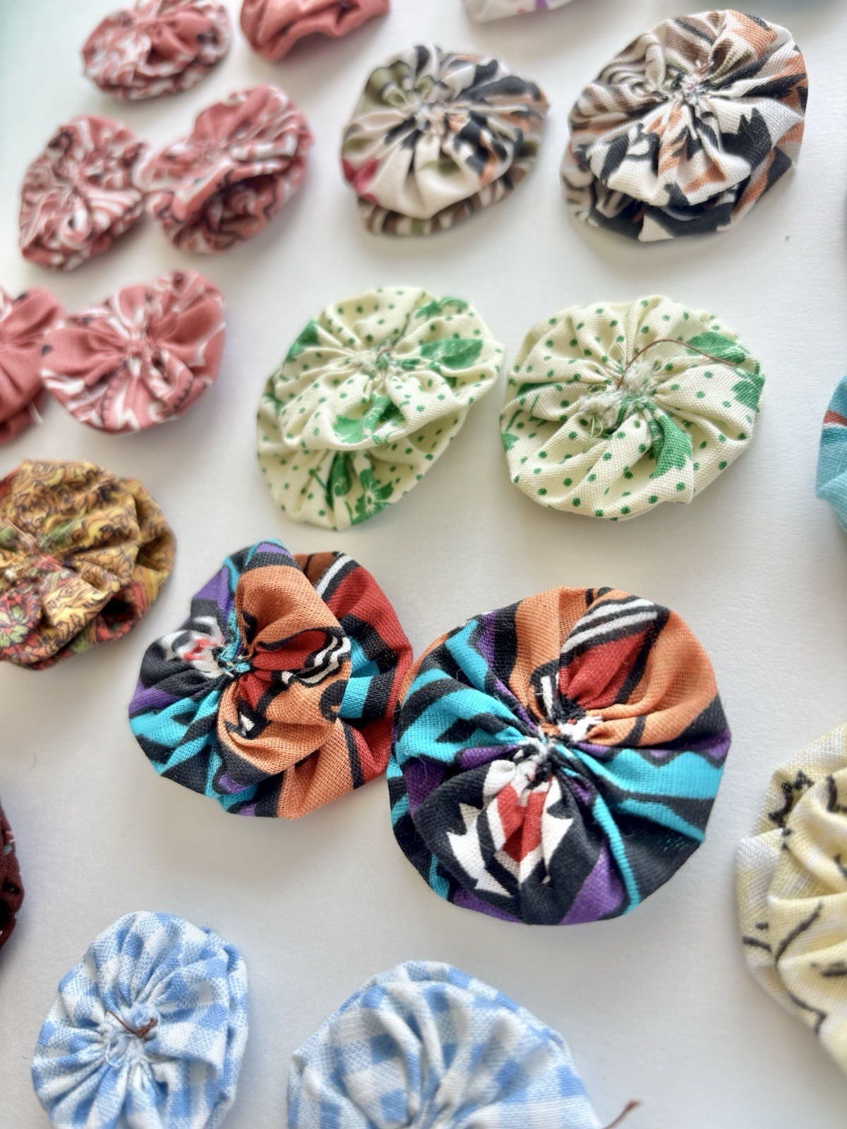 Vintage Fabric Yo-Yo Quilt Craft Lot 130 Handmade Suffolk Puffs Mixed Prints