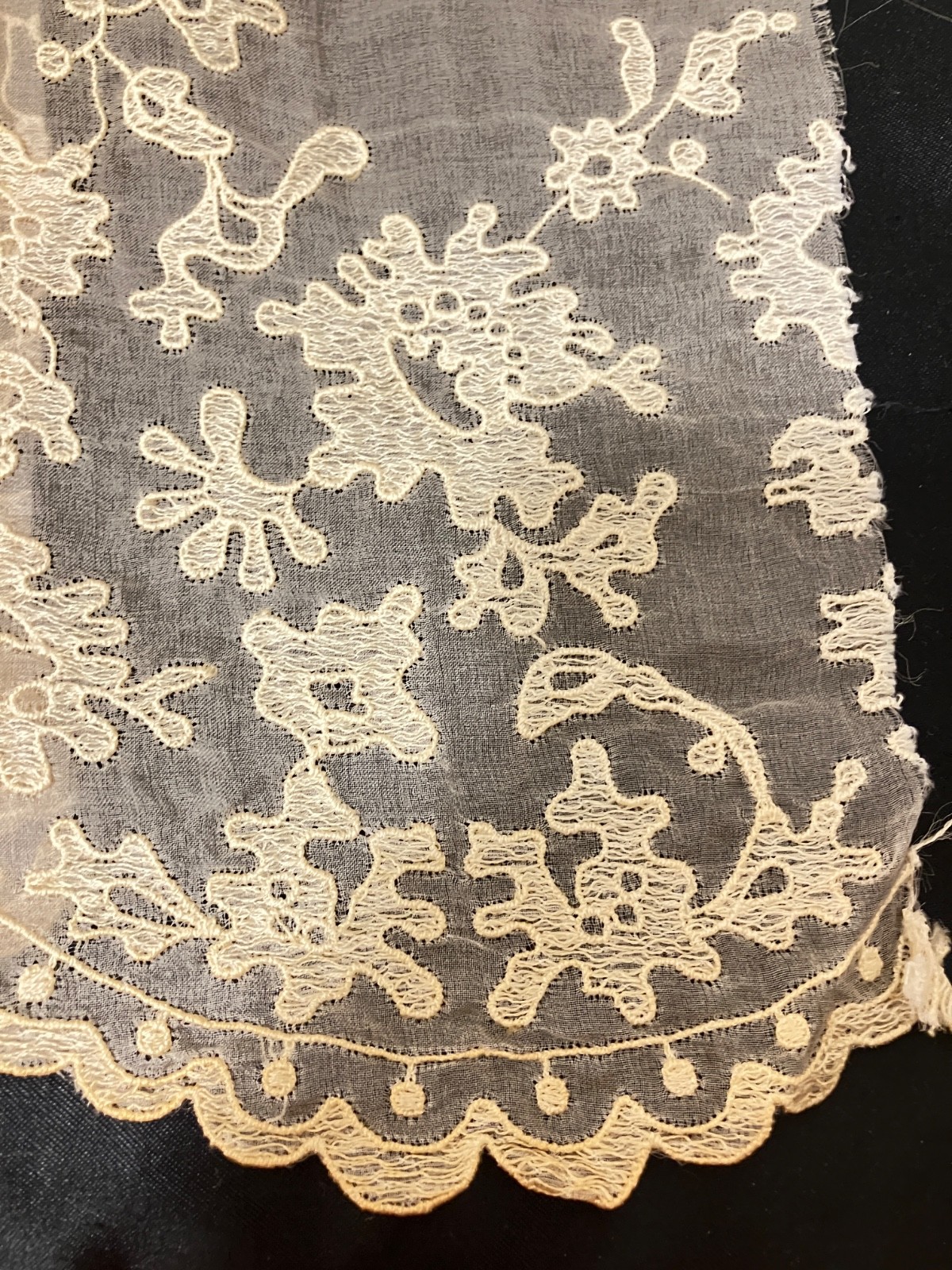 VTG.UNIQUE FABRIC REMNANT-3 YDS.X 20″-SCALLOP BORDER-SHEER BEIGE-ABSTRACT FLORAL