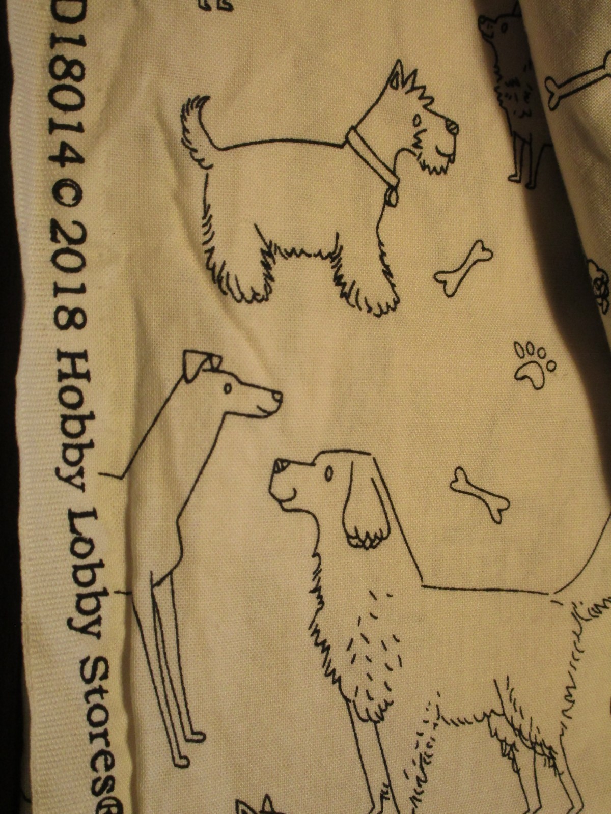 1 Fat Quarter Cotton Black & White Pets Dogs Bones Approx 21″ x 18″