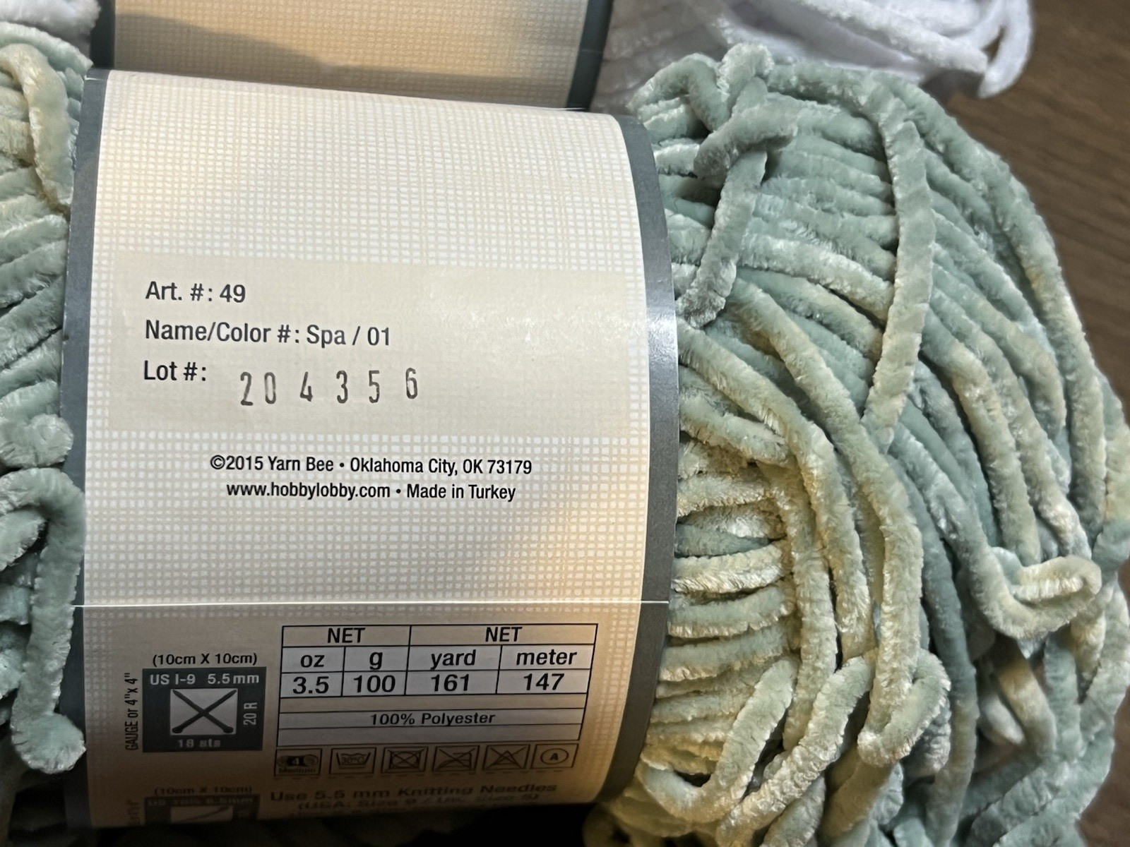 Yarn Bee VELVETY SMOOTH ARAN Yarn 2 COLORS Polyester 3.5oz/161yds.Full & Partial