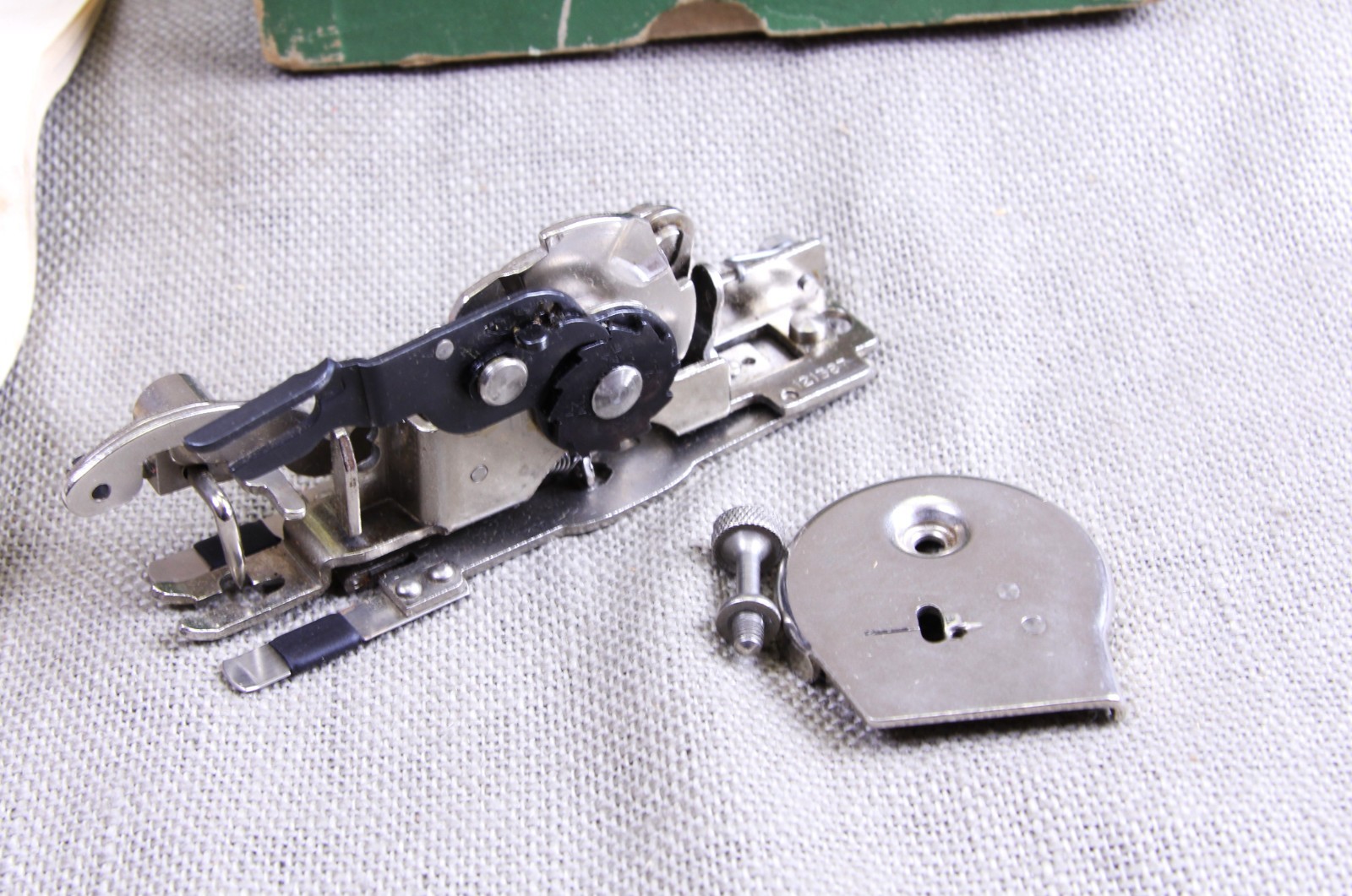 Singer 127/128 Hemstitcher Picot Edger sewing machine 121391 Plate