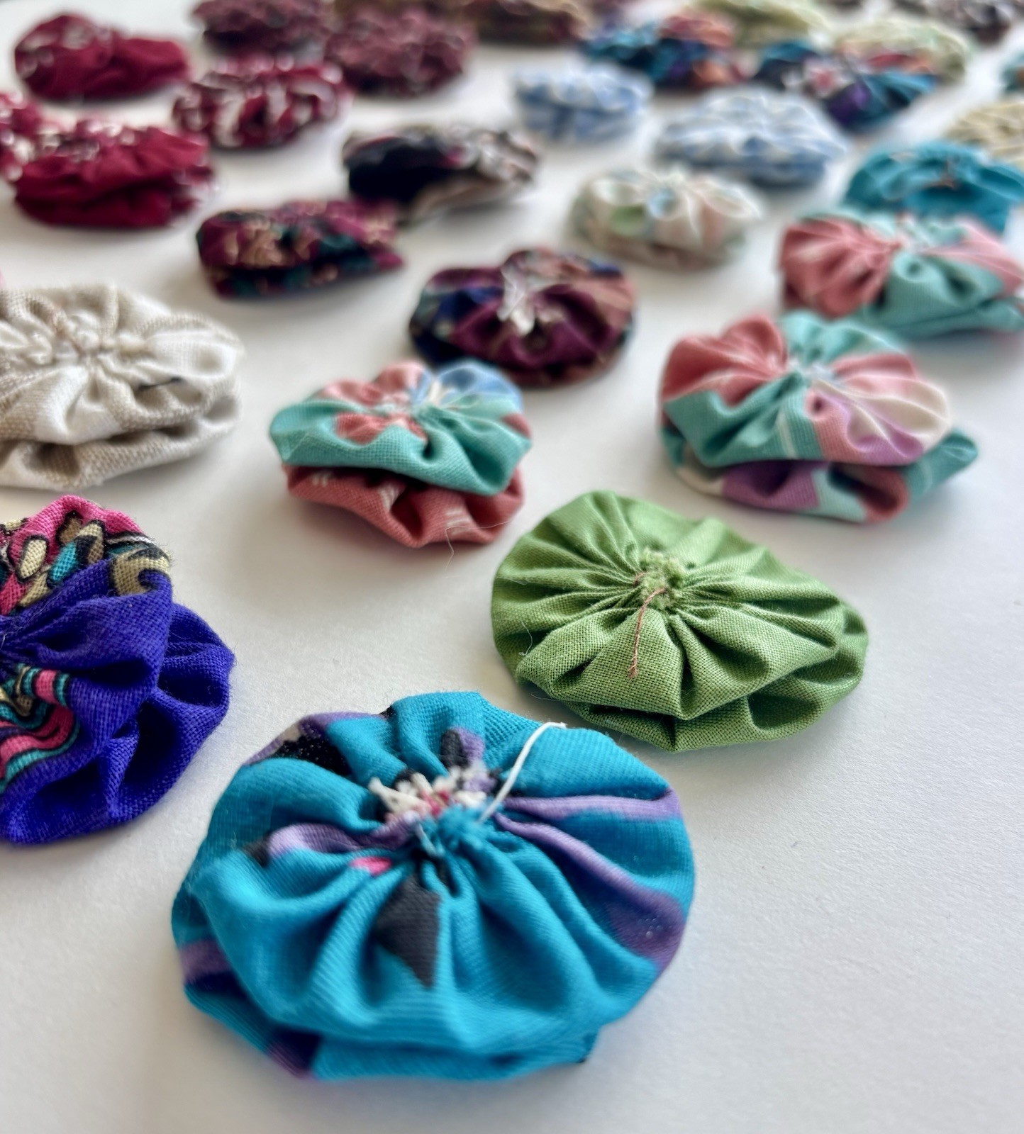 Vintage Fabric Yo-Yo Quilt Craft Lot 130 Handmade Suffolk Puffs Mixed Prints
