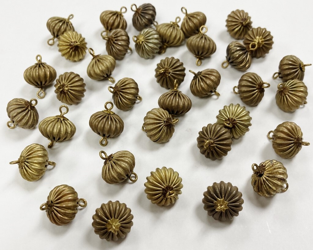 12 VINTAGE PATINA BRASS ROUND 18mm. CORRUGATED PENDANT BEAD CHARMS D572