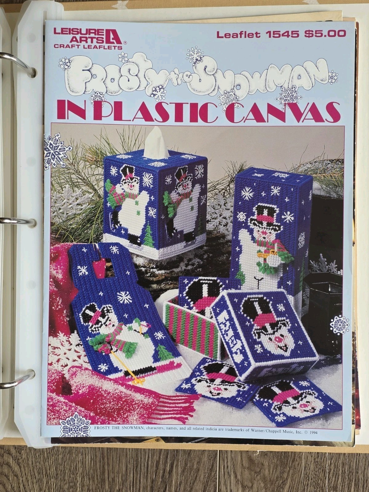 LOT Leisure Arts Cross Stitch Binder With 25+ Leaflets SEE DESCRIPTION