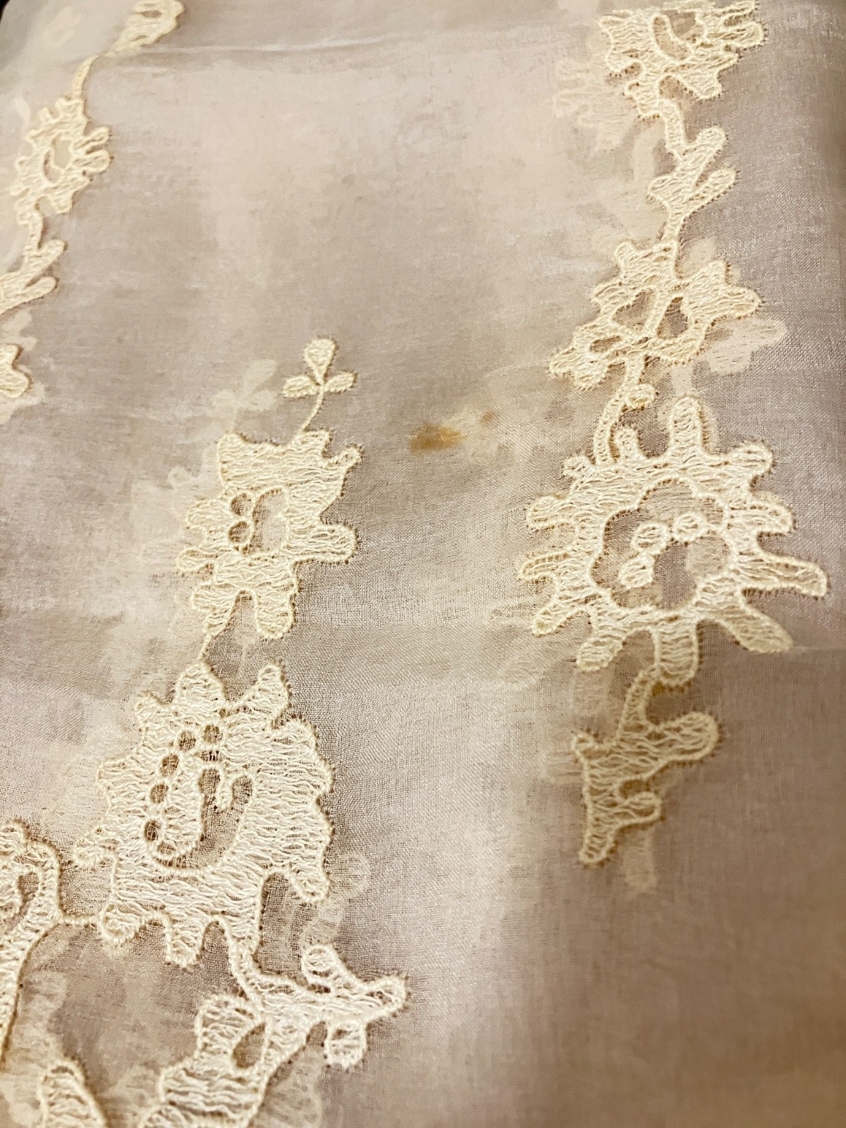 VTG.UNIQUE FABRIC REMNANT-3 YDS.X 20″-SCALLOP BORDER-SHEER BEIGE-ABSTRACT FLORAL
