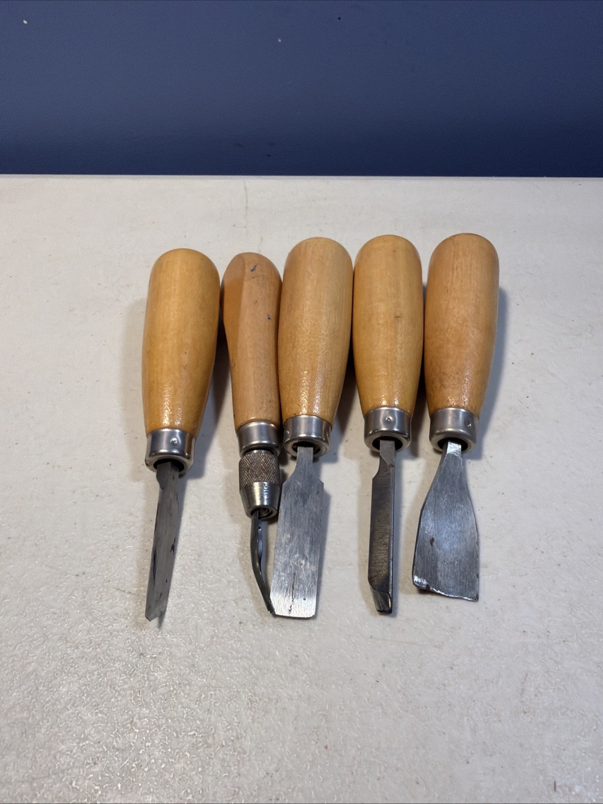 VTG SPEEDBALL PRINTMAKING LOT: NO 49 4″ BRAYER ROLLER BOXED + 5 LINO CHISELS