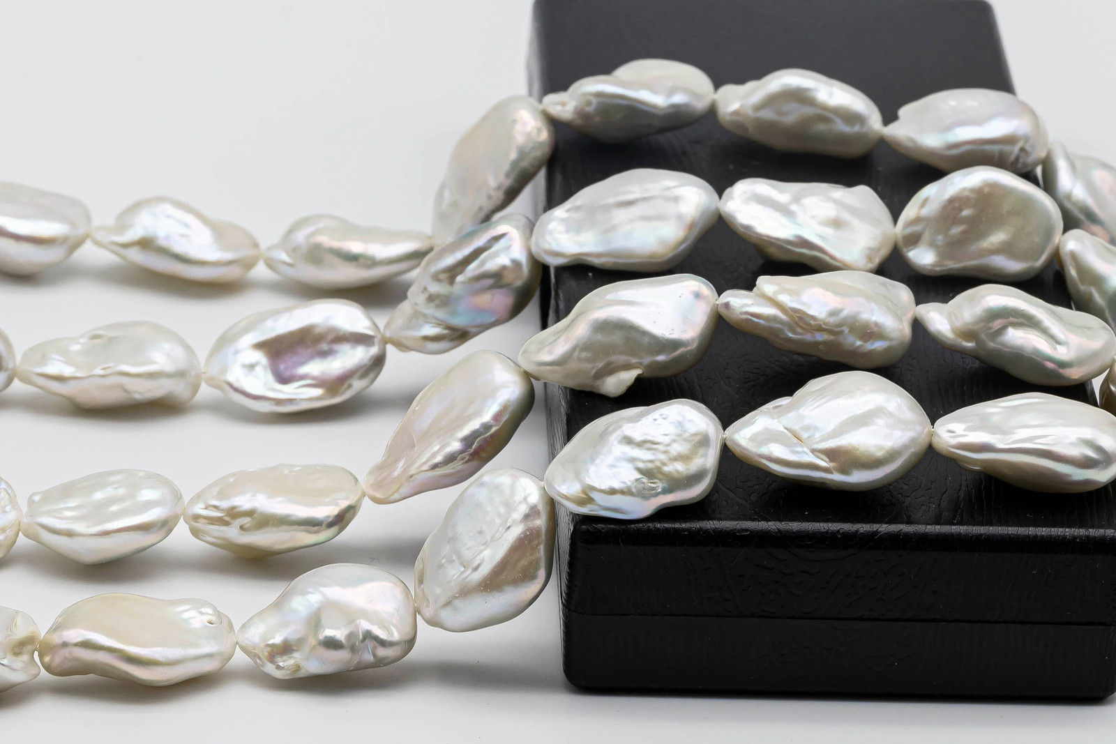 Flat Baroque Pearl with Beautiful Luster in Large Size, 14x19mm to 17x28mm for