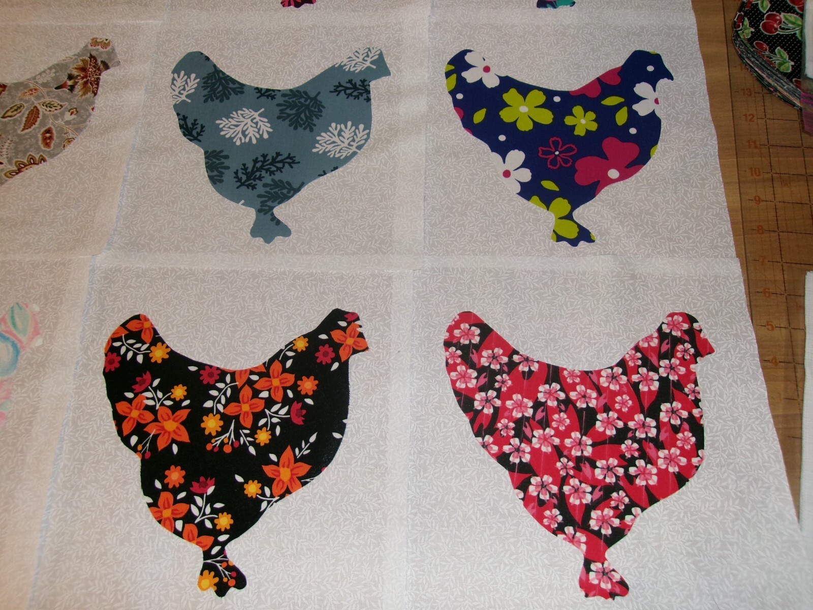 SET OF 12 PRETTY APPLIQUED CHICKEN ON WHITE 10 IN. QUILTING BLOCKS
