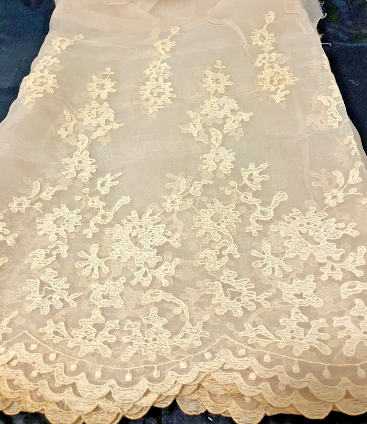 VTG.UNIQUE FABRIC REMNANT-3 YDS.X 20″-SCALLOP BORDER-SHEER BEIGE-ABSTRACT FLORAL