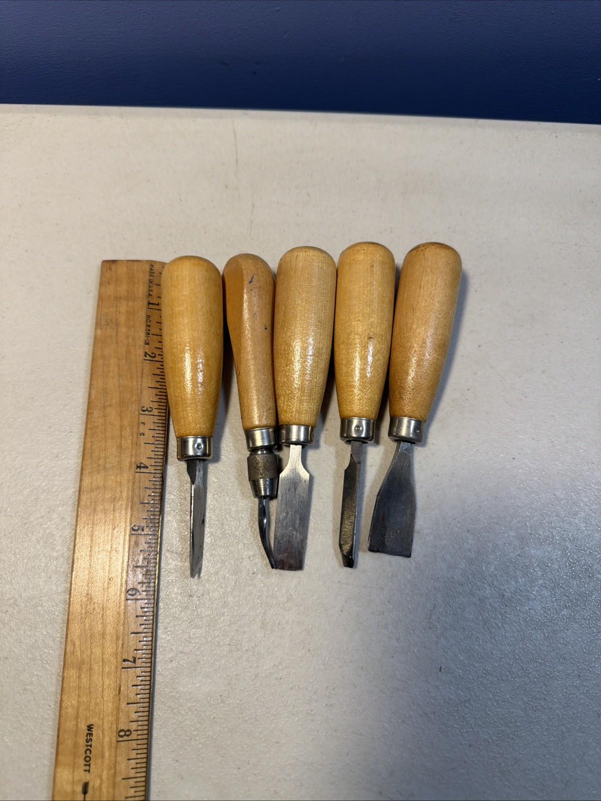 VTG SPEEDBALL PRINTMAKING LOT: NO 49 4″ BRAYER ROLLER BOXED + 5 LINO CHISELS
