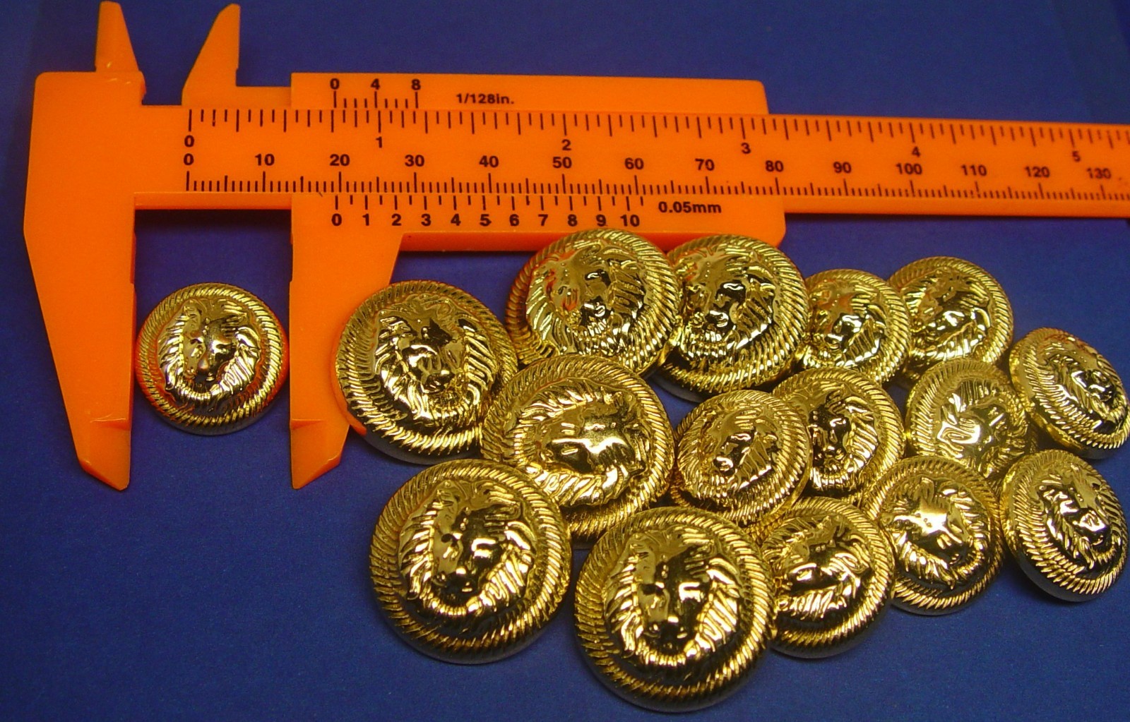 16 UNKNOWN BRAND metal buttons Gold Tone Lion head design Good Used Condition
