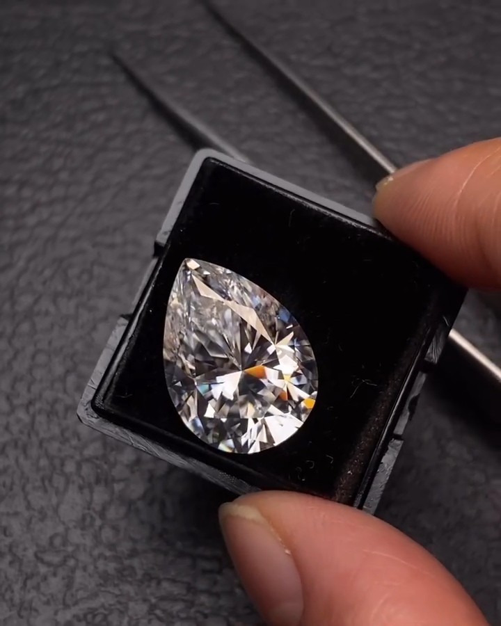 2ct Natural White Color Diamond Pear Cut VVS1 D Grade GDGL Certified.