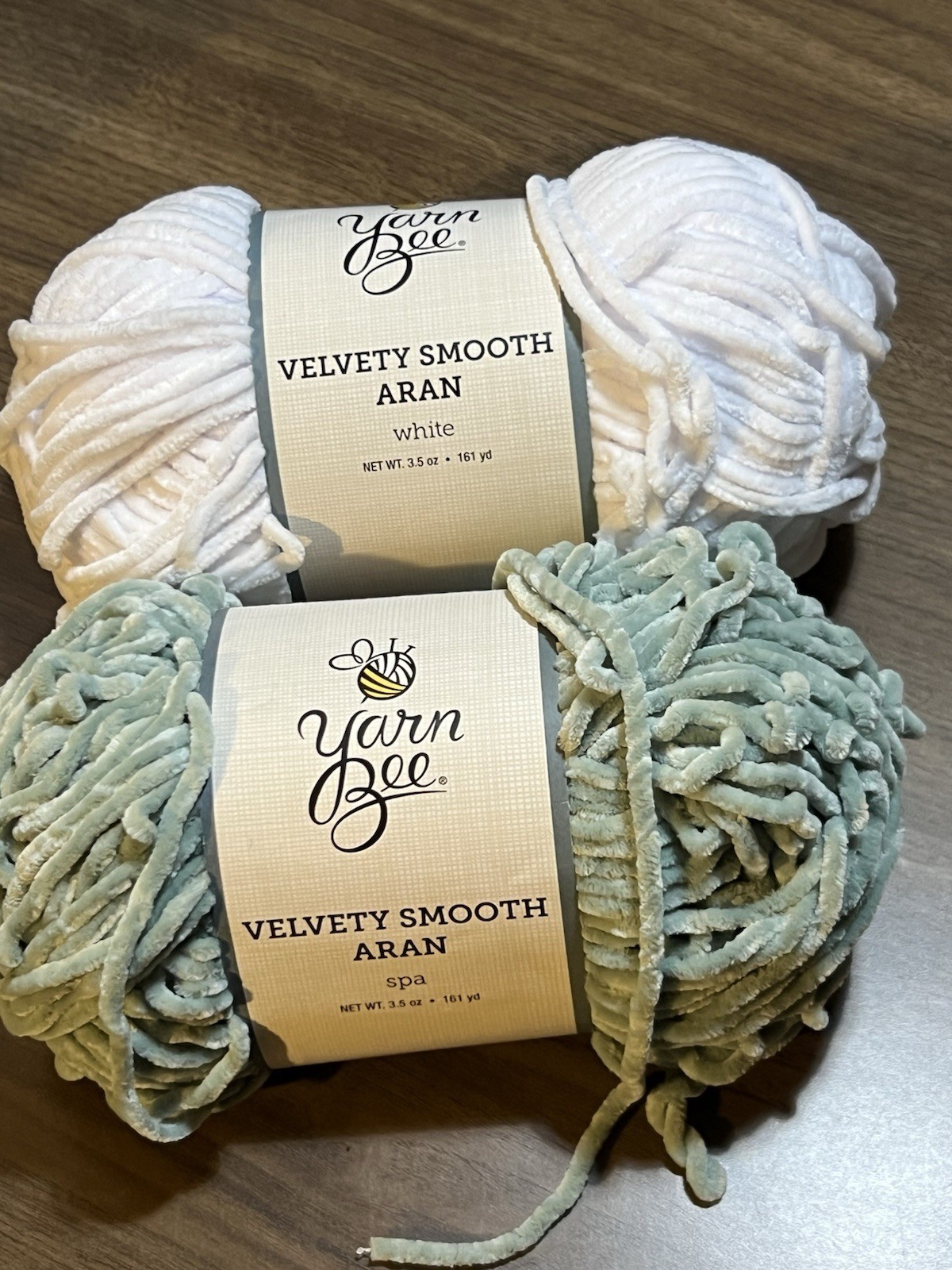 Yarn Bee VELVETY SMOOTH ARAN Yarn 2 COLORS Polyester 3.5oz/161yds.Full & Partial