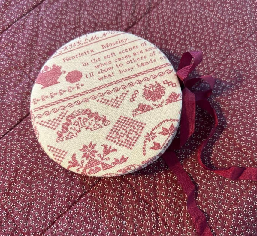 NEW Lady Dot Creates FULL CIRCLE NEEDLEBOOK KIT w/ Blackbird Designs Fabric