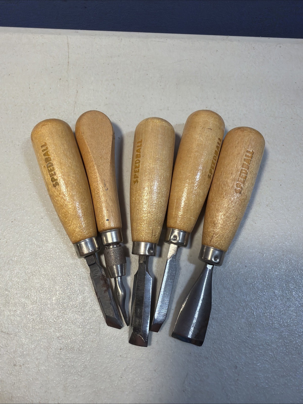 VTG SPEEDBALL PRINTMAKING LOT: NO 49 4″ BRAYER ROLLER BOXED + 5 LINO CHISELS