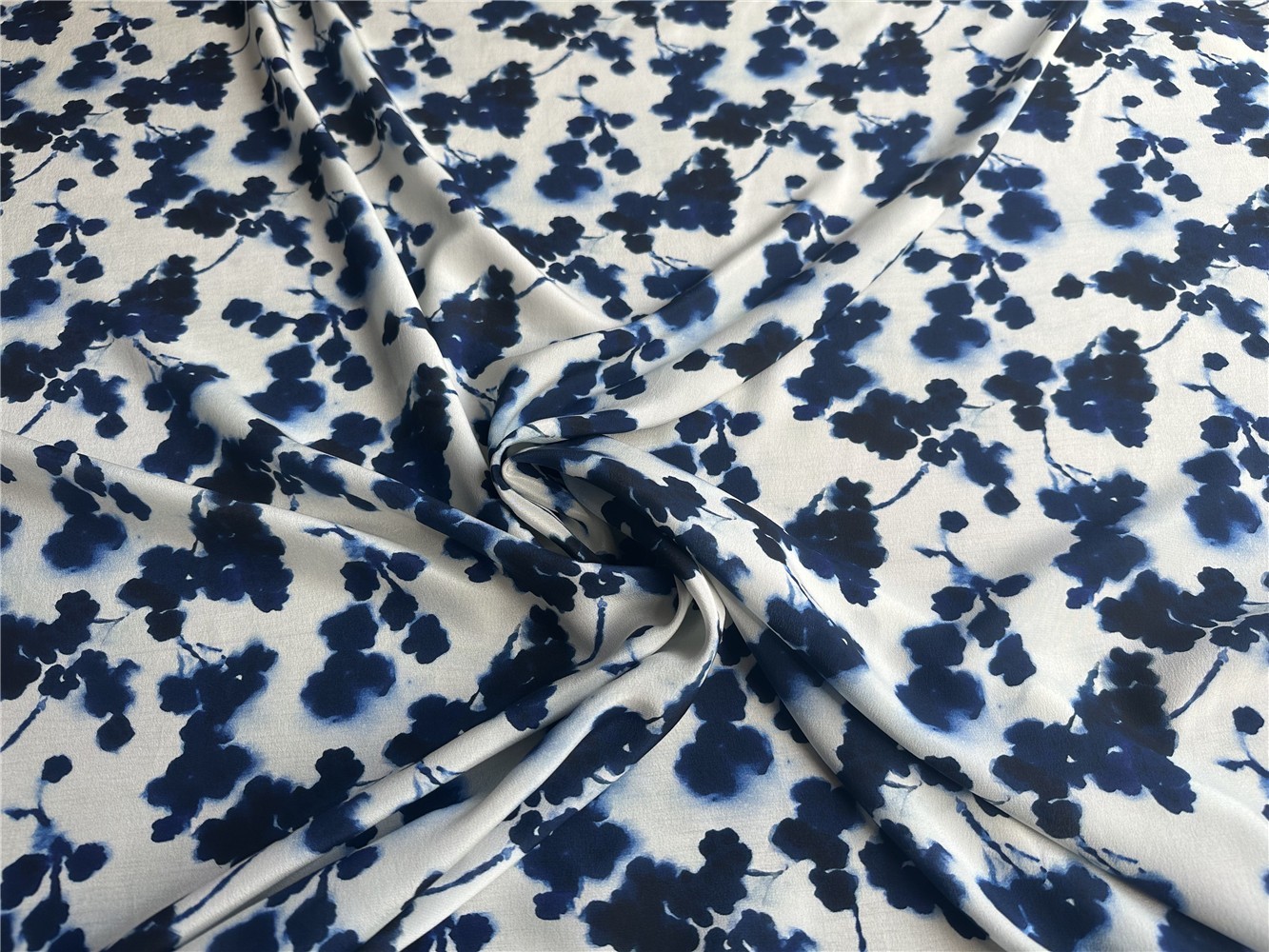 100% Natural Silk 14 momme Crepe Silk Fabric Blue Floral 54″ wide 1 meter JN281