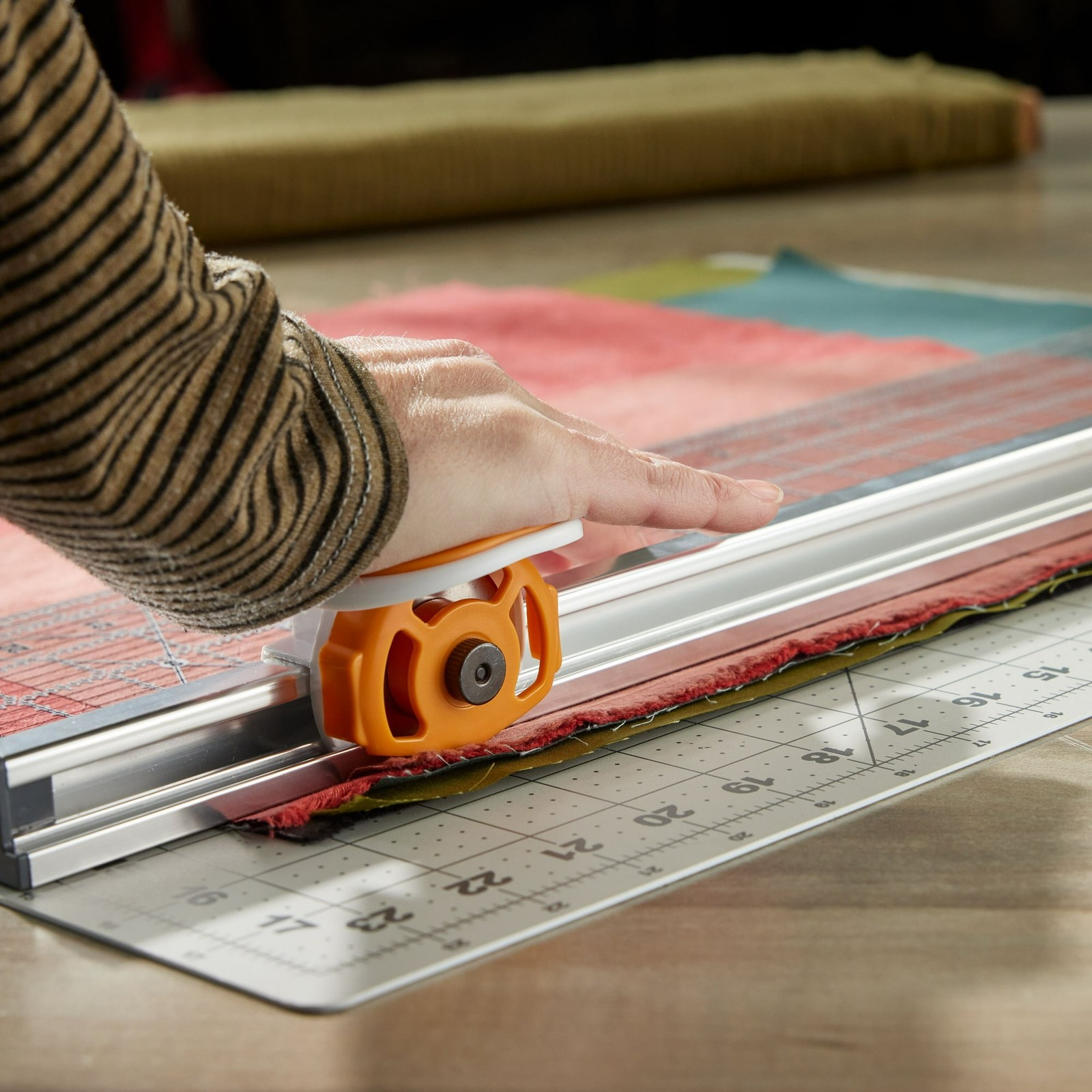 Fiskars Rotary Cutter and Ruler Combo 24″ x 6″ Fabric Cutter Gridlines Craft