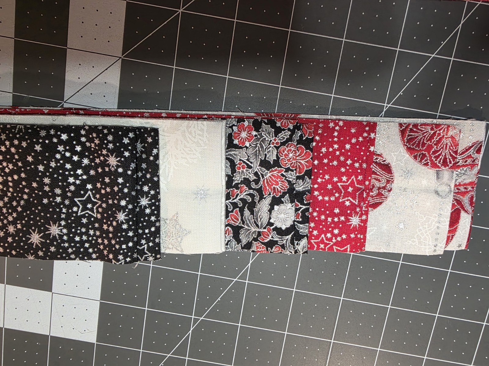 Robert Kaufman Flourish Silver Colorstory Cotton 40 Pc Jelly Roll 2.5″ Holiday