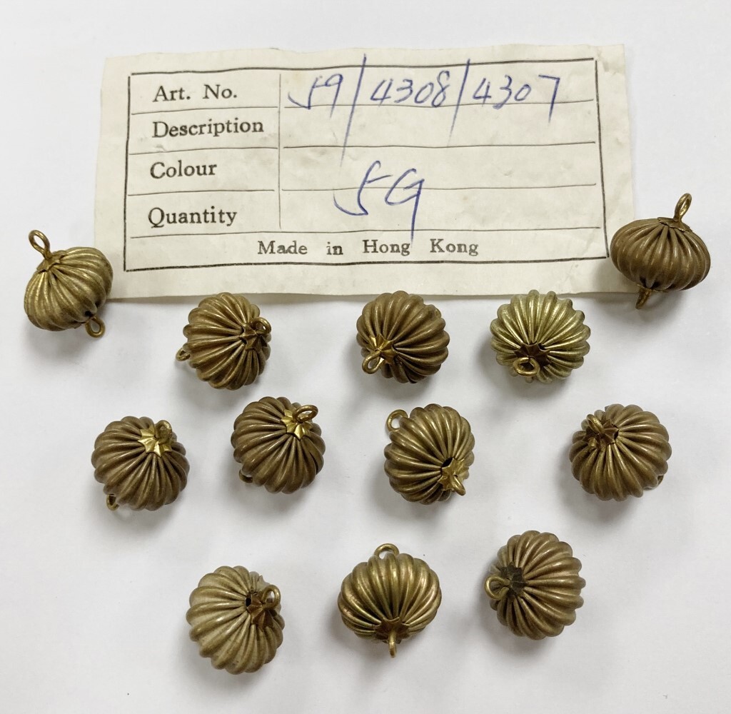 12 VINTAGE PATINA BRASS ROUND 18mm. CORRUGATED PENDANT BEAD CHARMS D572