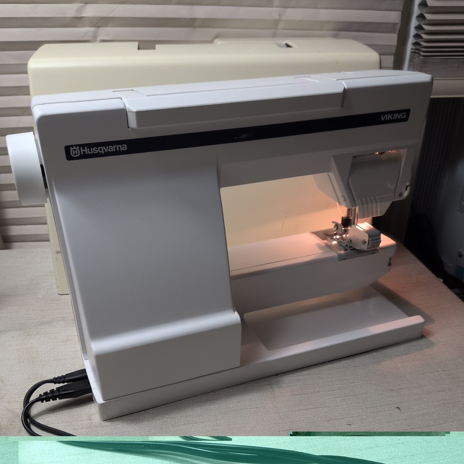 Husqvarna Viking Lily 535 Sewing Machine with Cover & Pedal Excellent
