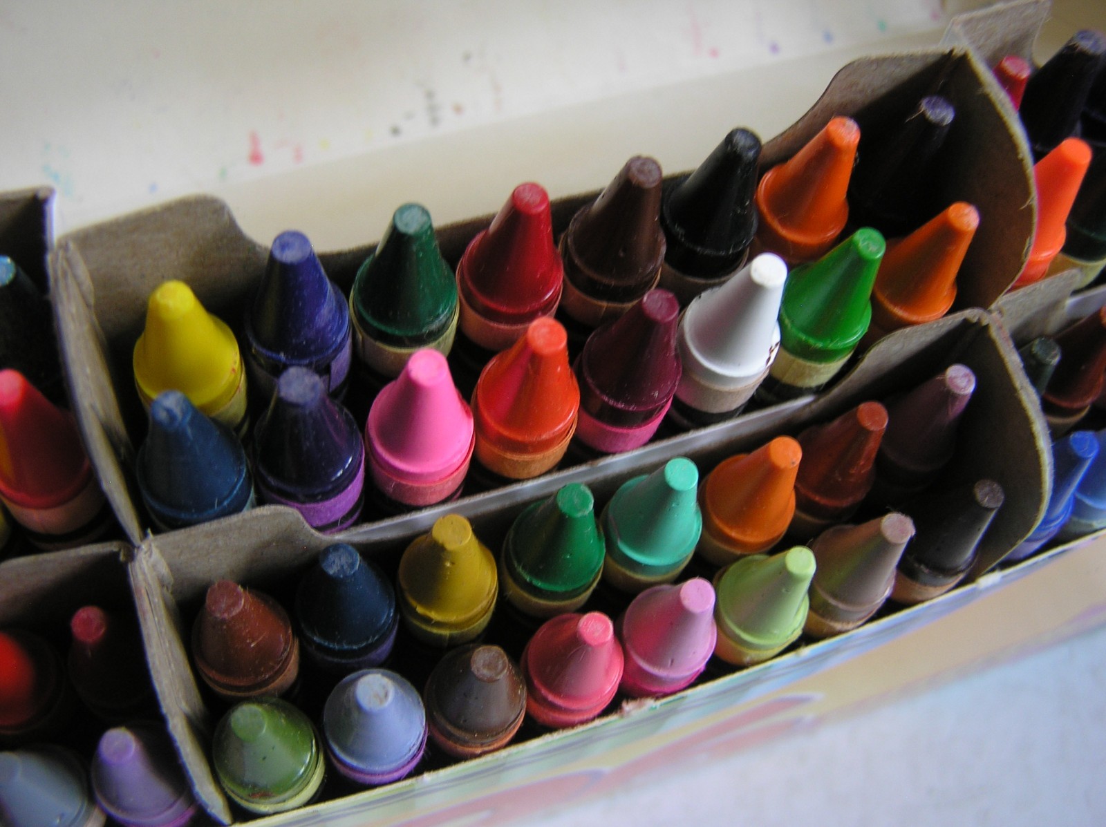 Crayola Crayons Collectors Tin 1991 (72 Crayons) & A Box Of 96 From 2004