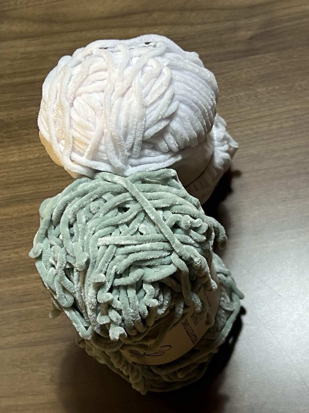 Yarn Bee VELVETY SMOOTH ARAN Yarn 2 COLORS Polyester 3.5oz/161yds.Full & Partial