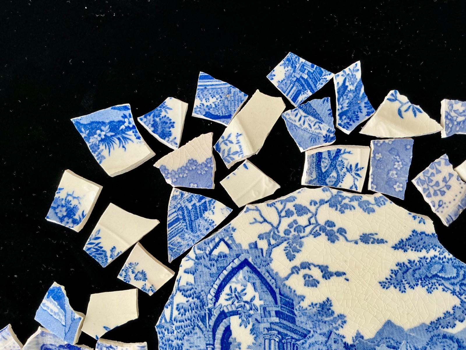Broken China Mosaic Tiles Blue & White 50+pcs & Lg Focal pc ~English Abbey Scene