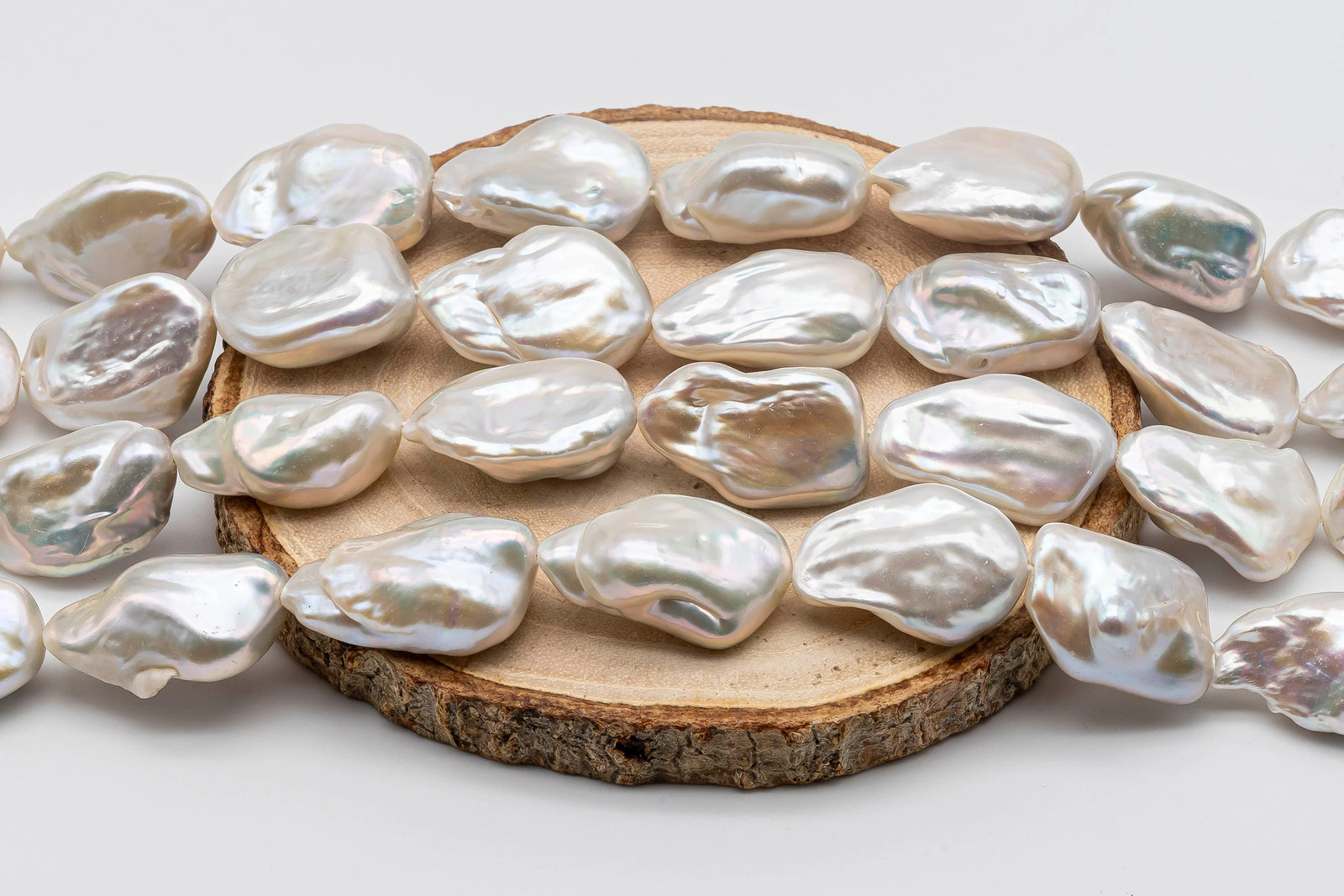Flat Baroque Pearl with Beautiful Luster in Large Size, 14x19mm to 17x28mm for