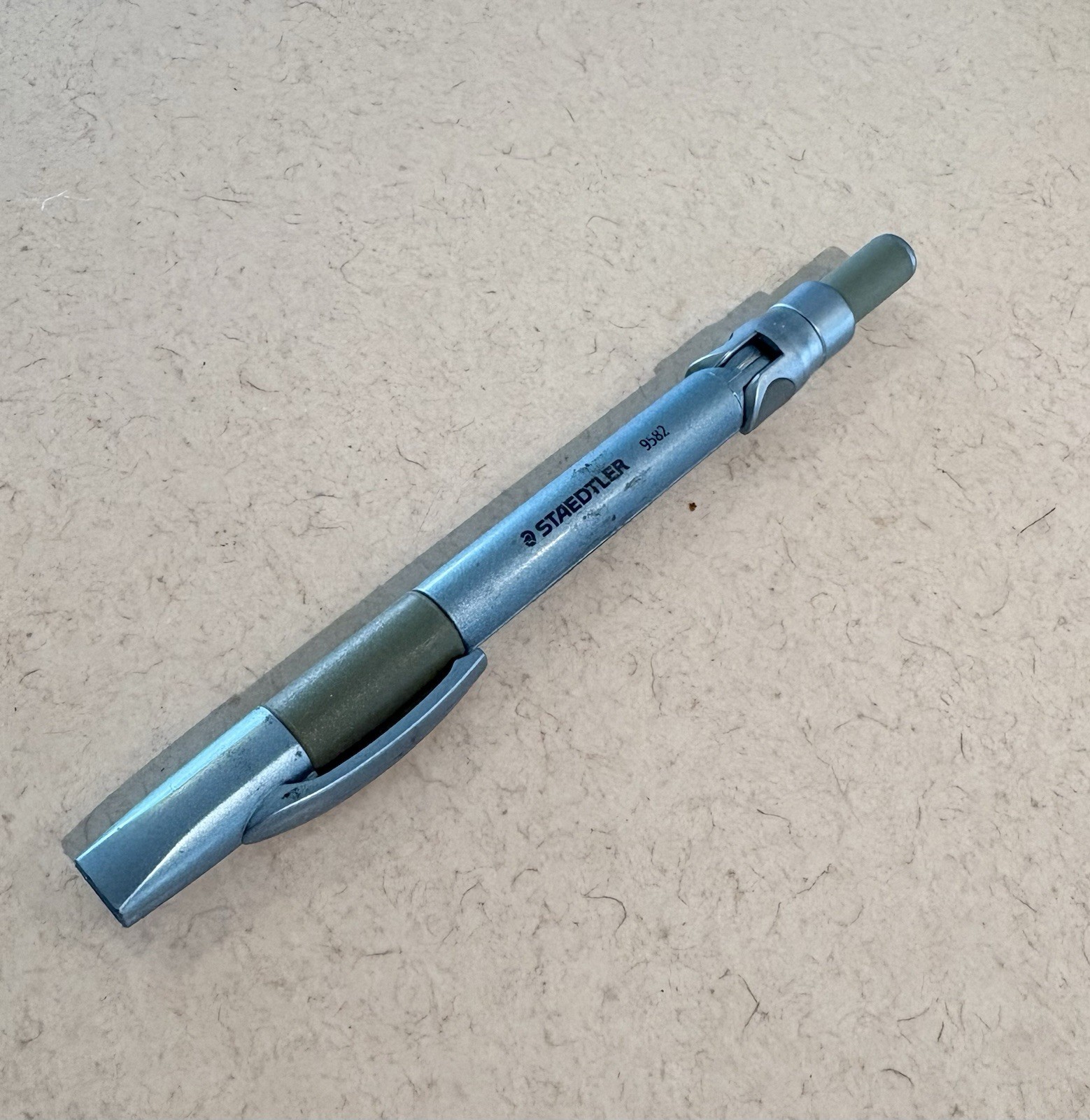 Staedtler Halfpipe 9582 Silver Soft Grip Handle 12″ Diameter Pen Style Compass