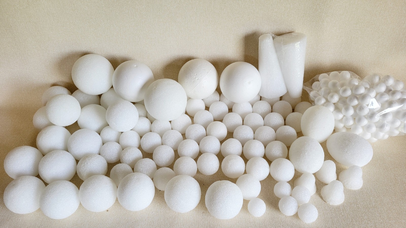 Giant Lot of 272 Pieces Styrofoam Balls Assorted Sizes 4″ 3″ 2″ 1.5″ 1″ Crafts