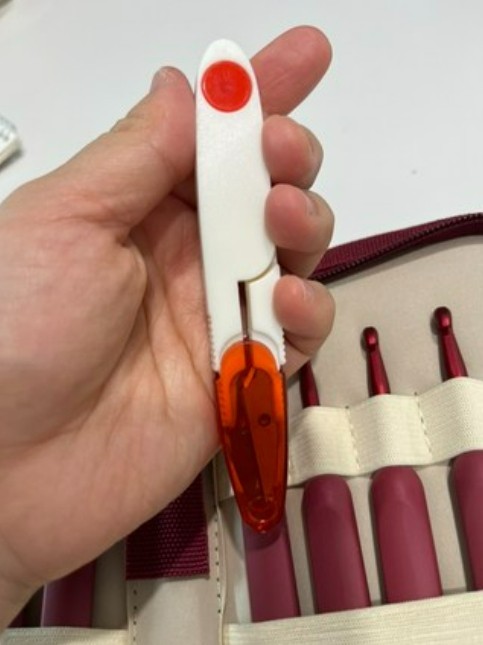 9 Sizes Crochet Hooks Kit 2mm-6mm Soft Handle Yarn Knitting Tools & Storage Case