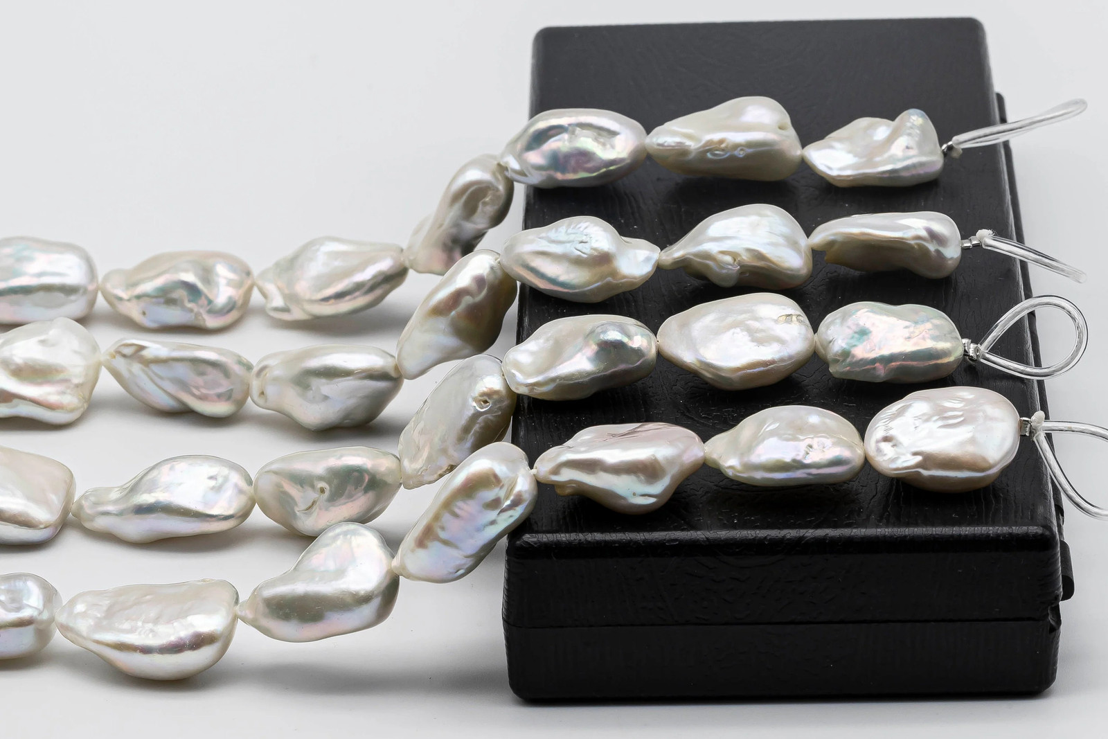 Flat Baroque Pearl with Beautiful Luster in Large Size, 14x19mm to 17x28mm for