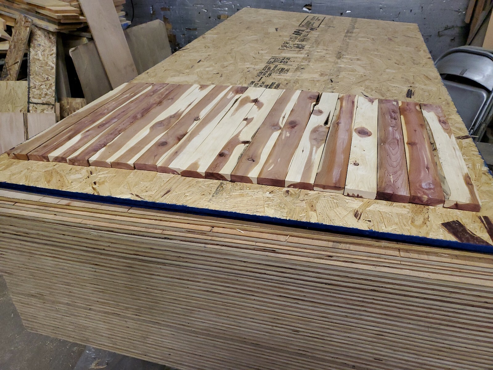 18 Pieces of Aromatic Eastern Red Cedar Boards 1/2″ x 2 1/2″ x 23 1/2″ long