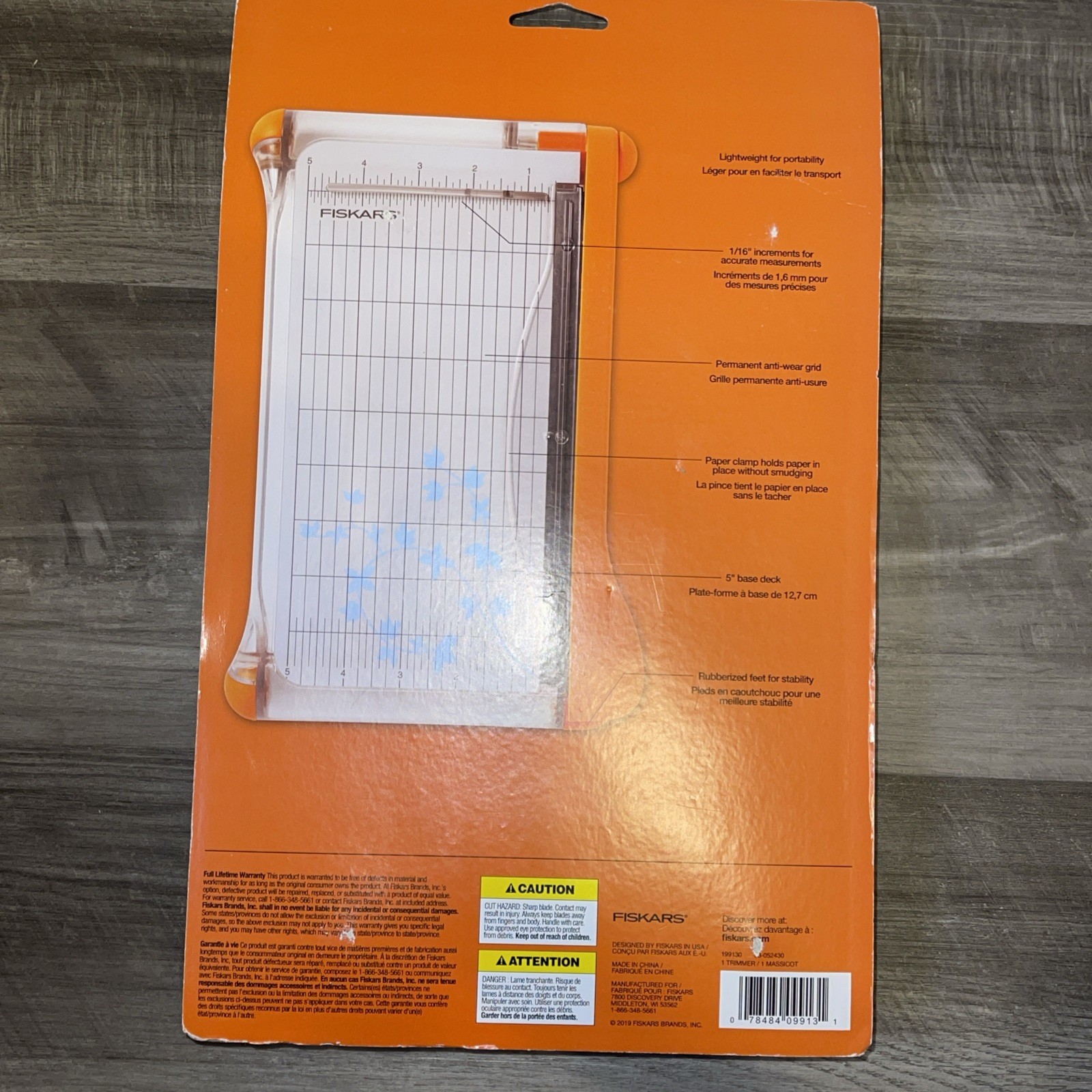 Fiskars Paper Trimmer 10-sheets 9″ Portable Easy to Use, Brand New In Box.