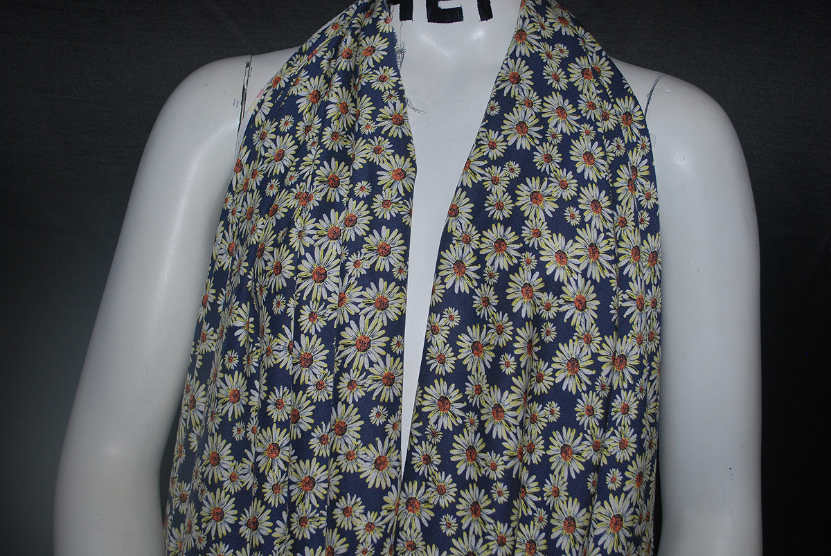 Rayon Challis 100% Woven Fabric Natural Fiber Beautiful Daisy Flowers Print