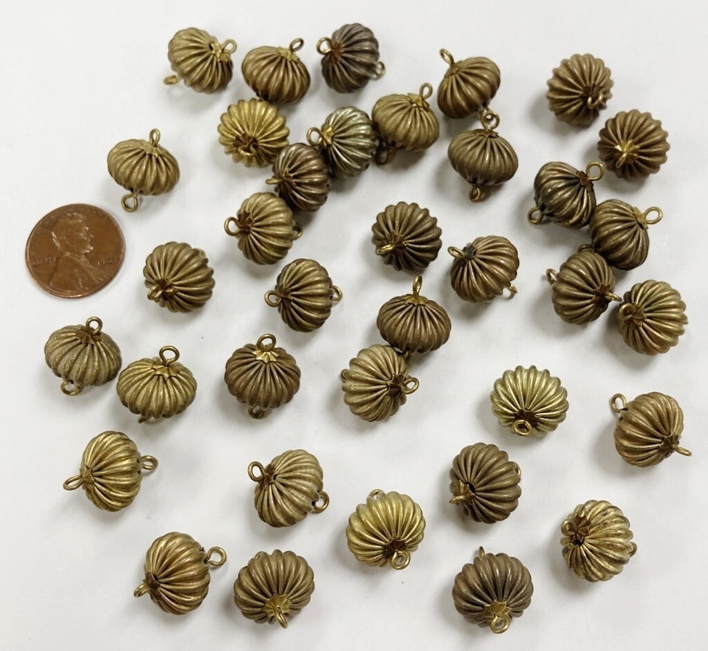 12 VINTAGE PATINA BRASS ROUND 18mm. CORRUGATED PENDANT BEAD CHARMS D572