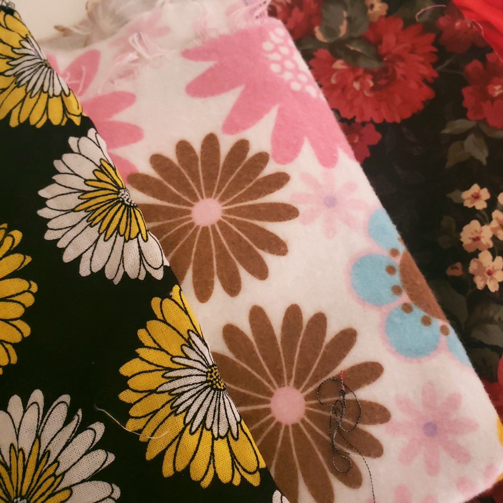 Fabric Scraps For Craft Varies of Sizes n Fabric Types – Theme Flowers 9oz