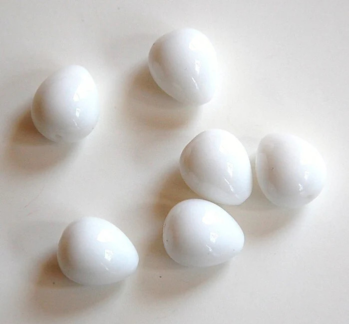 Vintage Acrylic Chubby White Teardrop Beads (6) bds636C