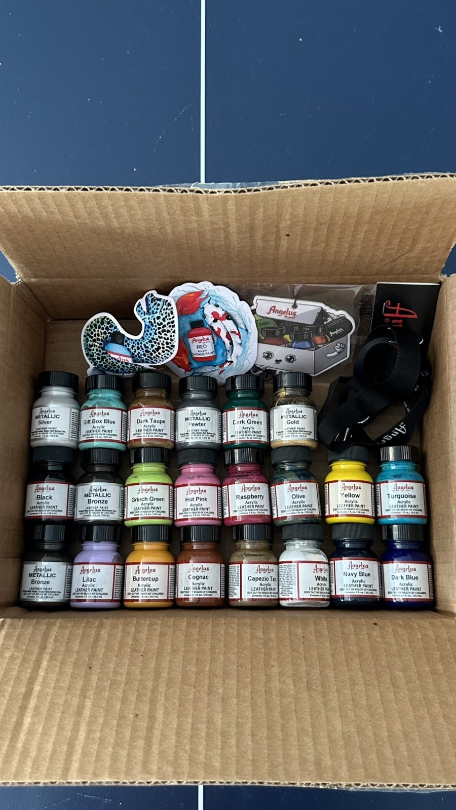Angelus Sneaker Acrylic Paint Kit 22 Colors with Cleaner, Preparer & Finisher