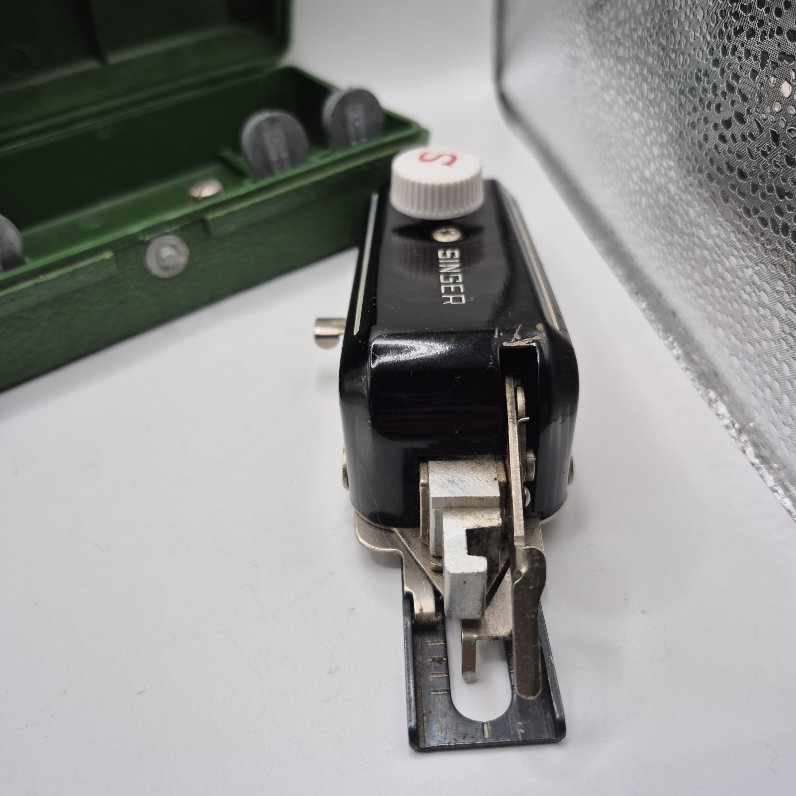 VTG Singer W654321N Buttonholer 160506 Low Shank W/Case Ruffler & Presser Feet
