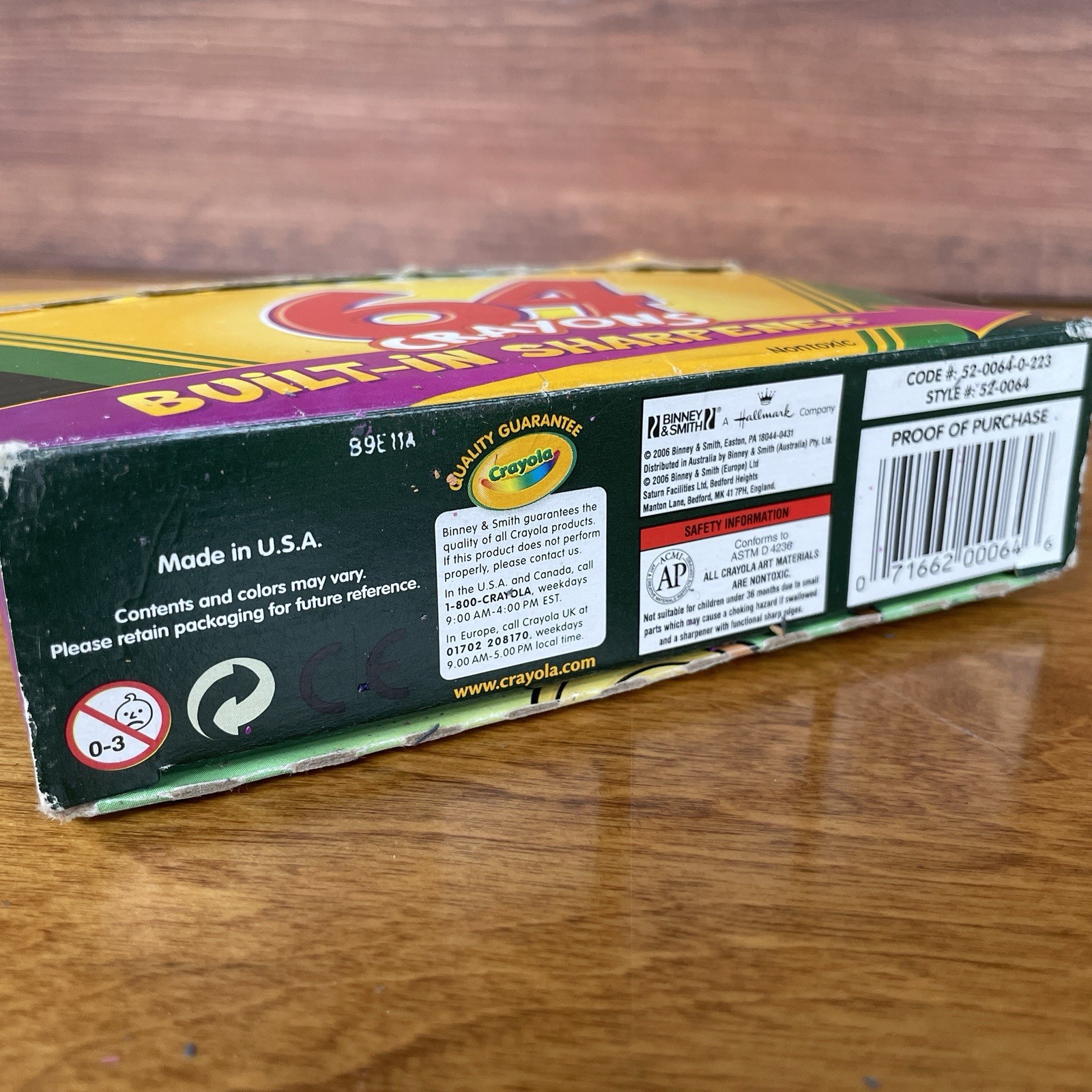 2006 Crayola Crayons 64-Count Box w Built -in Sharpener USA MADE