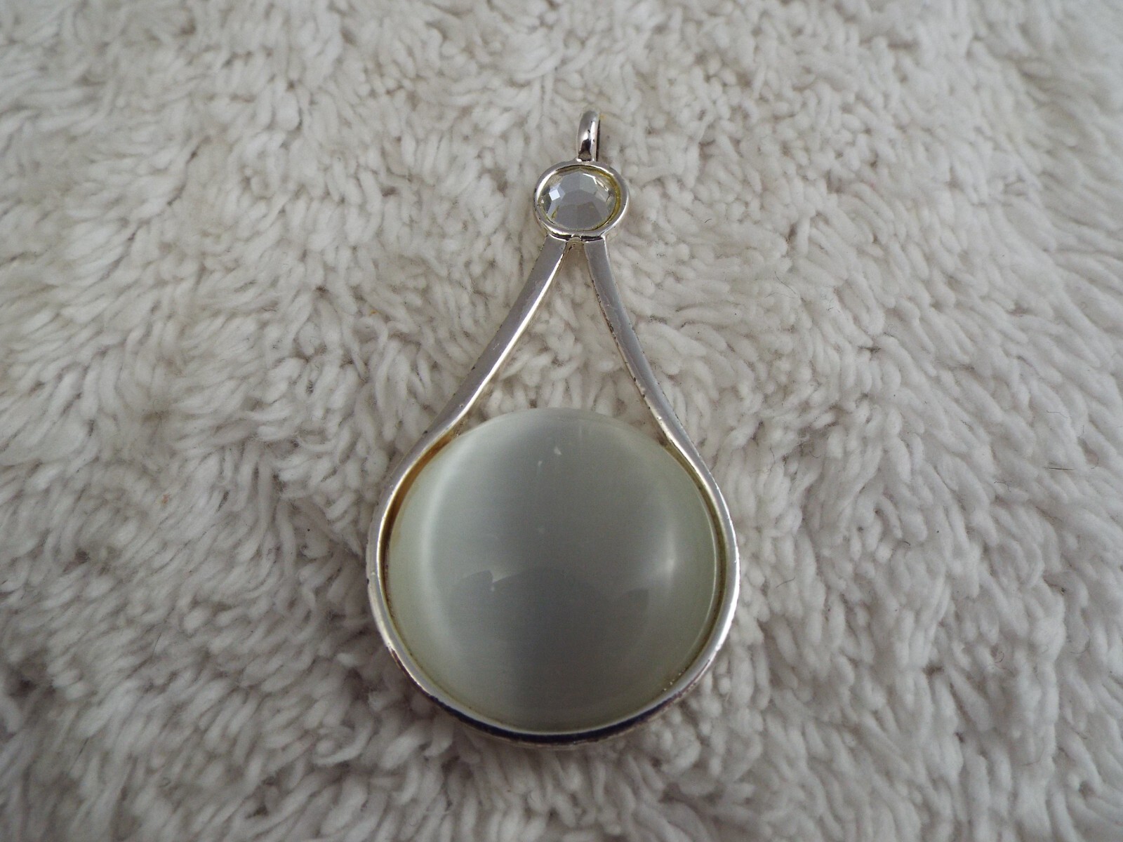 Silvertone White Cat’s Eye Glass Loose Pendant