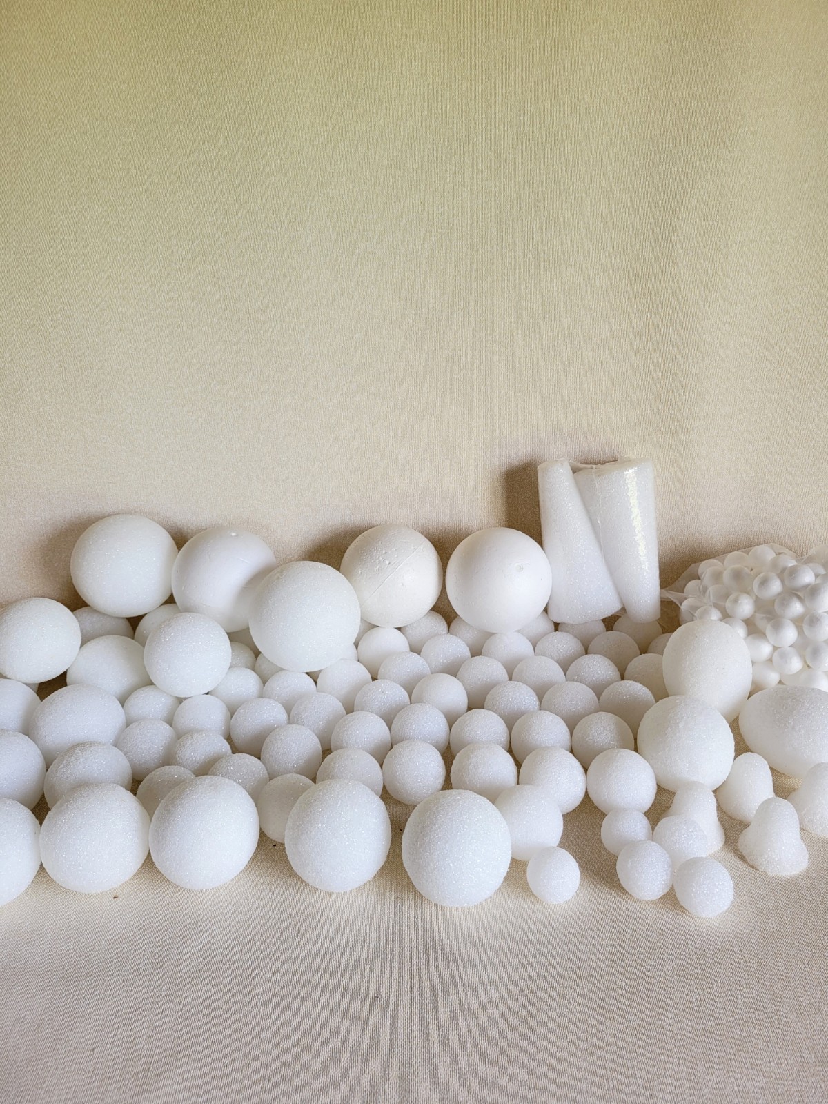 Giant Lot of 272 Pieces Styrofoam Balls Assorted Sizes 4″ 3″ 2″ 1.5″ 1″ Crafts