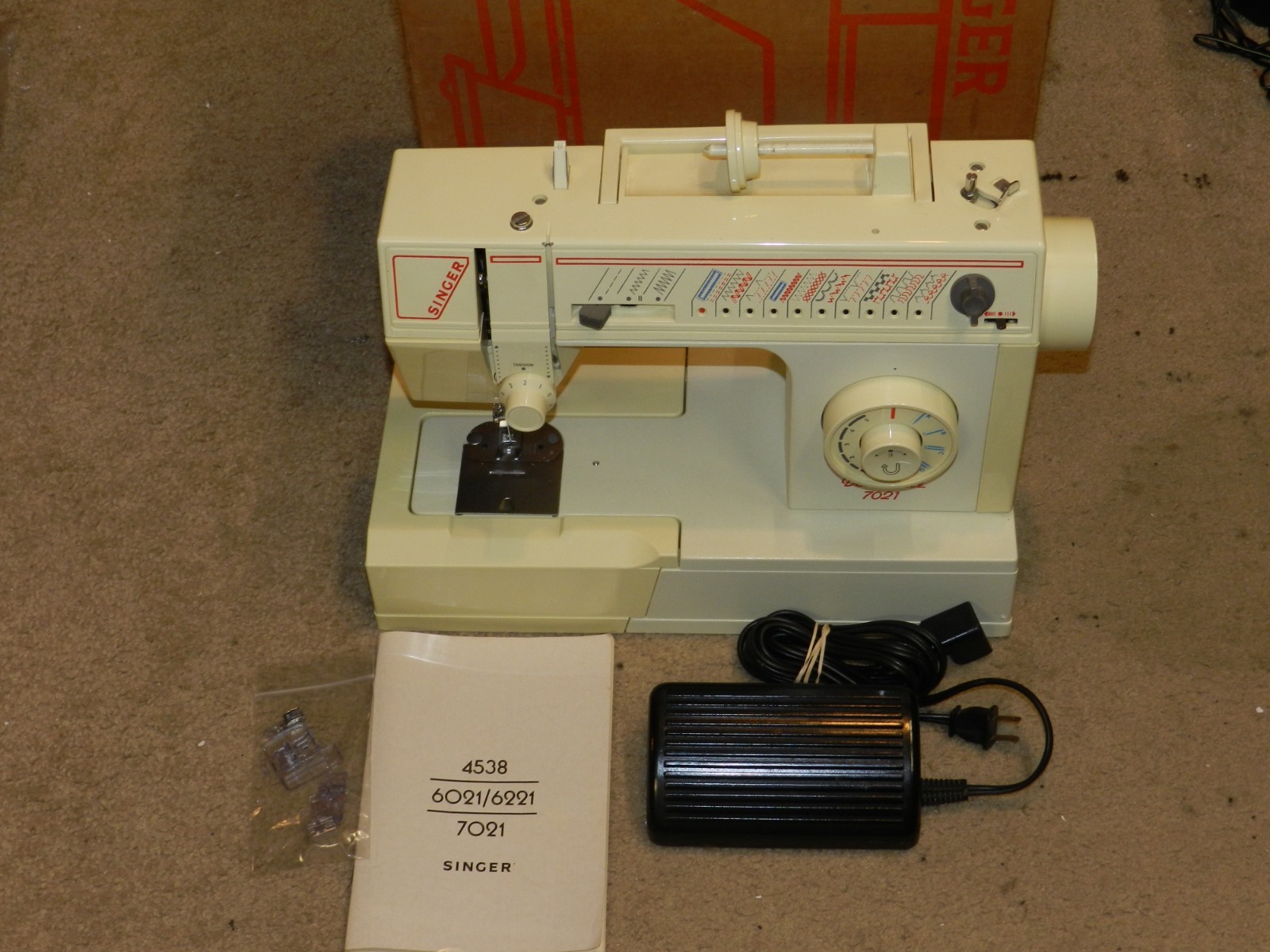 SINGER DEBUTANTE 7021 MULTI STITCH LOW SHANK SEWING MACHINE WORKS GREAT COND.
