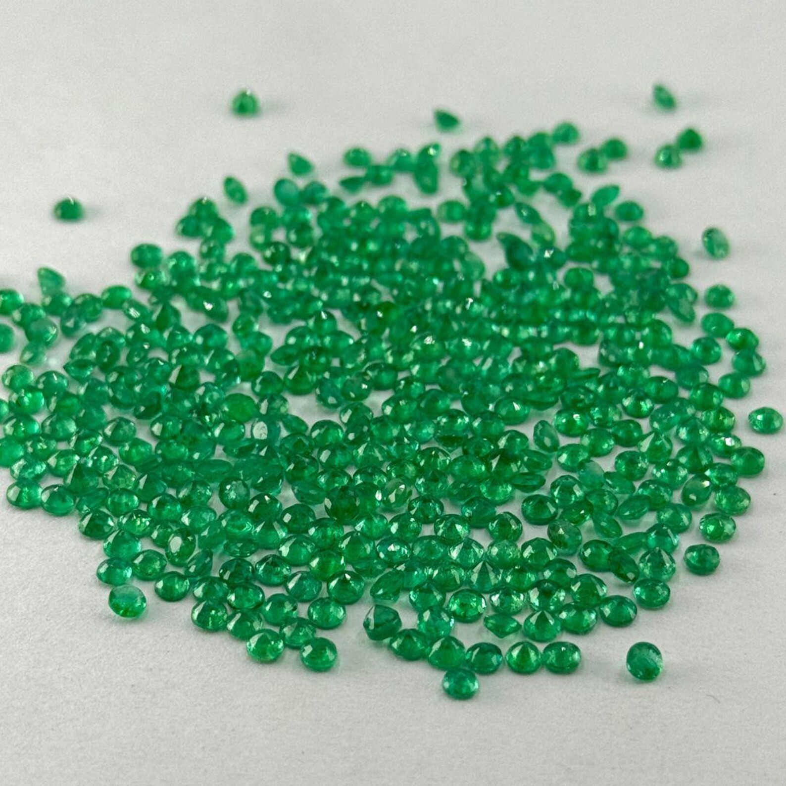 2.5-3 MM Natural Zambia Emerald Round Cut 100 Pieces Lot Loose Gemstone Jewelry